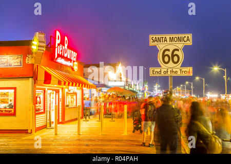 Vista dei negozi e della Route 66 Fine del segnavia sul molo di Santa Monica, Santa Monica, Los Angeles, California, Stati Uniti d'America, America del Nord Foto Stock