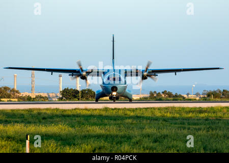 Irish Air Force CASA/IPTN CN-235M-100 [REG: 253] tenendo spento dopo un arresto tecnico a Luqa. Foto Stock