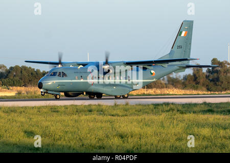 Irish Air Force CASA/IPTN CN-235M-100 [REG: 253] tenendo spento dopo un arresto tecnico a Luqa. Foto Stock