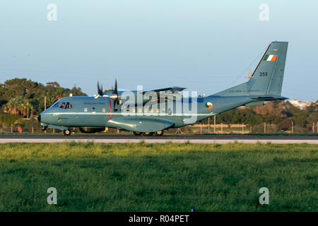 Irish Air Force CASA/IPTN CN-235M-100 [REG: 253] tenendo spento dopo un arresto tecnico a Luqa. Foto Stock