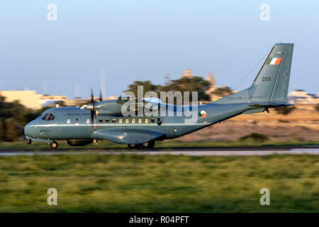 Irish Air Force CASA/IPTN CN-235M-100 [REG: 253] tenendo spento dopo un arresto tecnico a Luqa. Foto Stock