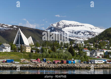 La Cattedrale di ghiaccio come vista dal porto di Tromso, Norvegia, Scandinavia, Europa Foto Stock