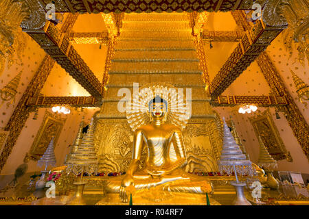 Golden statua del Buddha dentro il Wat Phrathat Nong Bua tempio di Ubon Ratchathani, Thailandia Foto Stock