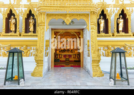 Ingresso del Wat Phrathat Nong Bua tempio di Ubon Ratchathani, Thailandia Foto Stock