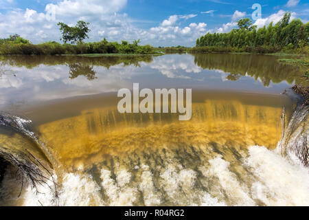 Fiume che scorre durante il monsone tropicale in Buriram provincia, Thailandia Foto Stock