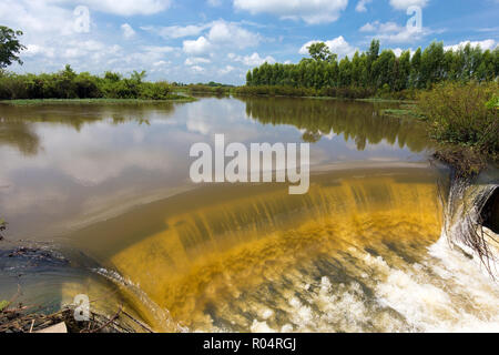 Fiume che scorre durante il monsone tropicale in Buriram provincia, Thailandia Foto Stock