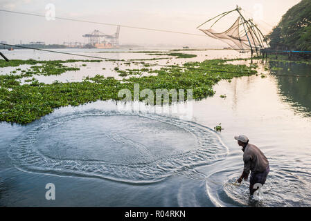 Cinese tradizionale reti da pesca di sunrise, Fort Kochi (Cochin), Kerala, India, Asia Foto Stock