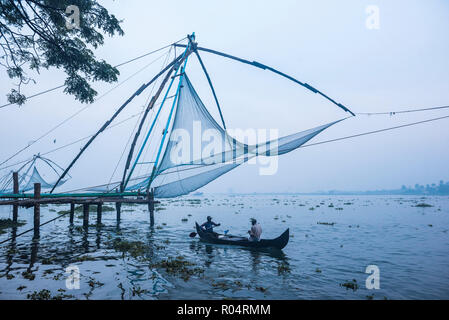 I pescatori in cinese tradizionale delle reti da pesca, Fort Kochi (Cochin), Kerala, India, Asia Foto Stock