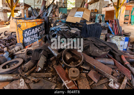 Cumulo di parti meccaniche in un meccanico officina turner Foto Stock