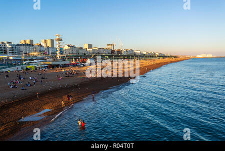La spiaggia di Brighton da Brighton Palace Pier, East Sussex, England, Regno Unito, Europa Foto Stock