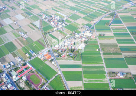 I campi con vari tipi di agricoltura e di villaggi accanto all'inquinamento atmosferico in inverno mattina, Tainan, Taiwan, vista aerea Foto Stock