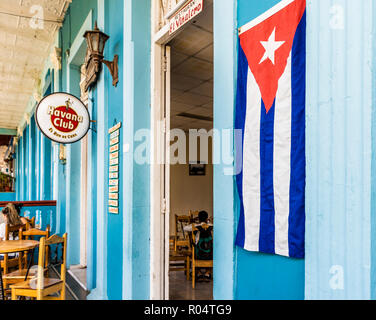 Una bandiera cubana al di fuori di un ristorante in città Vinales, Vinales, Pinar del Rio, Cuba, West Indies, dei Caraibi e America centrale Foto Stock