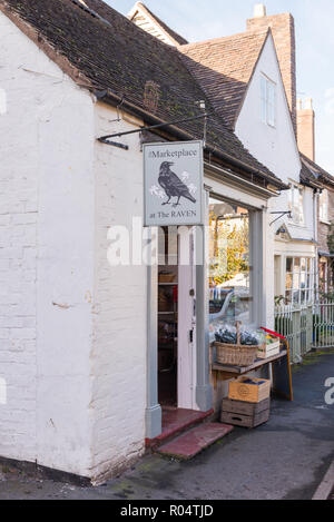 Marketplace al Raven negozio biologico e fruttivendolo attaccato al Raven Hotel e ristorante in Much Wenlock, Shropshire Foto Stock