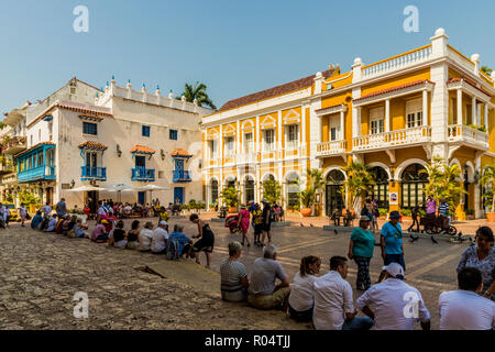 Persone rilassante in Plaza de San Pedro Claver, Cartagena de Indias, Colombia, Sud America Foto Stock