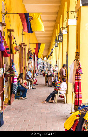 Turistiche i negozi di souvenir in Plaza de Las Bovedas, Cartagena de Indias, Colombia, Sud America Foto Stock