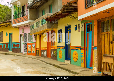 Una tipica strada colorato con edifici tradizionali nella pittoresca cittadina di Guatape, Colombia, Sud America Foto Stock