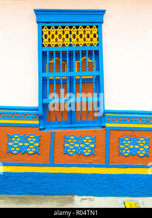 La facciata di un edificio colorato contemplati nei tradizionali mattonelle locali, nella pittoresca cittadina di Guatape, Colombia, Sud America Foto Stock