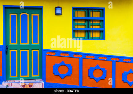 La facciata di un edificio colorato contemplati nei tradizionali mattonelle locali, nella pittoresca cittadina di Guatape, Colombia, Sud America Foto Stock