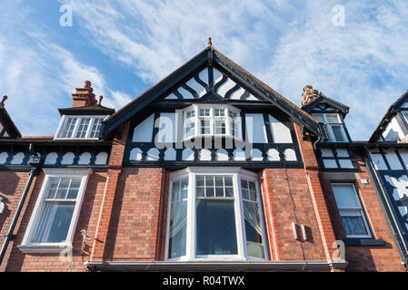 In bianco e nero con travi di legno del tetto a capanna dettaglio su un edificio vittoriano in Church Stretton, Shropshire Foto Stock