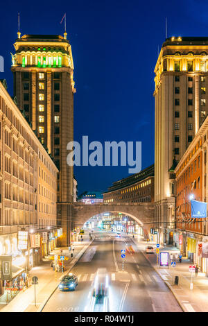 Kungsgatan (Kings Street) vicino a Hotorget in Norrmalm di notte, Stoccolma, Svezia, Scandinavia, Europa Foto Stock