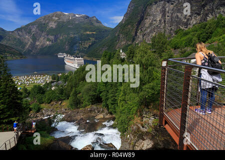 Fiume Geirangelva Viewpoint, Geiranger Village, More og Romsdal County, Norvegia, Scandinavia, Europa Foto Stock