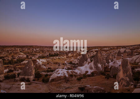 Tramonto in Cappadocia. Incredibile paesaggio di montagna nella zona centrale della Turchia. Foto Stock