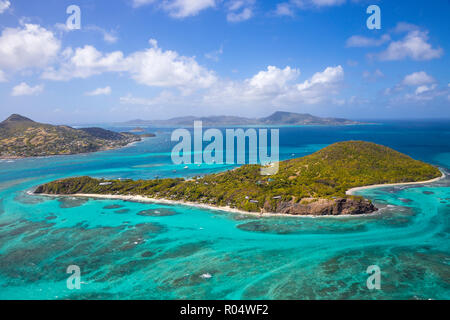 Vista aerea del Petit Saint Vincent, con Petite Martinique a sinistra e Carriacou, Grenada in distanza, di Saint Vincent e Grenadine Foto Stock