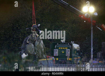 Una gru sposta parte del relitto dall'elicottero incidente a Leicester City Football Club. Foto Stock