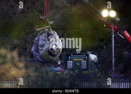 Una gru sposta parte del relitto dall'elicottero incidente a Leicester City Football Club. Foto Stock