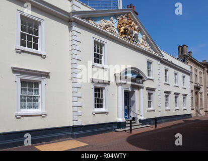 La suggestiva facciata bianca di Trinity House di Hull, Humberside, East Yorkshire - un attraente edificio storico Foto Stock