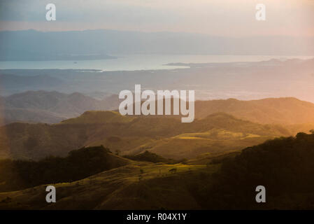 Monteverde Cloud Forest Riserve al tramonto, Puntarenas, Costa Rica, America Centrale Foto Stock