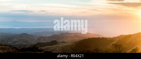 Monteverde Cloud Forest Riserve al tramonto, Puntarenas, Costa Rica, America Centrale Foto Stock