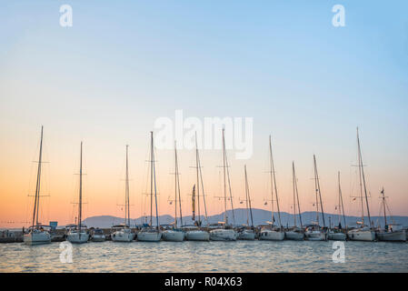 Barche a vela al tramonto sulla isola di Agistri, Isole Saroniche, isole greche, Grecia, Europa Foto Stock