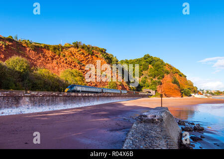 DAWLISH, Devon, Regno Unito - 26Oct2018: GWR Classe 802 Treno ad alta velocità a 802009 Coryton's Cove tra Dawlish e Teignmouth. Foto Stock