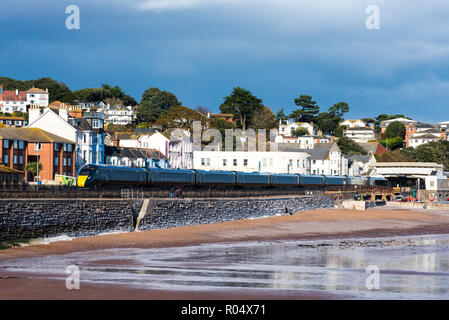 DAWLISH, Devon, Regno Unito - 26Oct2018: GWR Classe 802 Treno ad alta velocità si avvicina 802009 Dawlish Stazione dal sud. Foto Stock