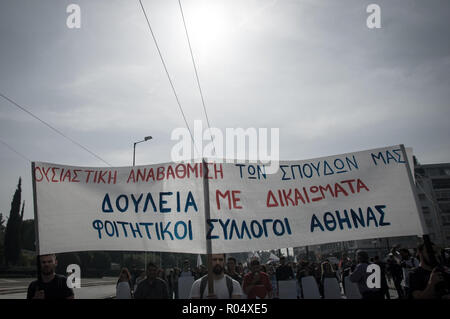 Atene, Grecia. 1a gen, 2006. I manifestanti visto azienda banner durante la protesta.Migliaia di studenti ha gridato ''No'' all'Gavroglu bill per l'istruzione superiore, chiedendo la sua abolizione. Essi richiedono inoltre la soppressione del segmento di fusioni e di aumentare i fondi per l'istruzione. Credito: Nikolas Joao Kokovlis SOPA/images/ZUMA filo/Alamy Live News Foto Stock