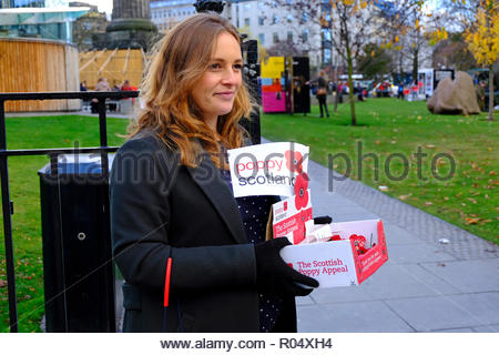 Edinburgh, Regno Unito. 1 Novembre, 2018. Edinburgh Poppy Day ospitato da PoppyScotland in St Andrew Square. Il papavero Scozia volontario papaveri di vendita. Credito: Craig Brown/Alamy Live News. Foto Stock