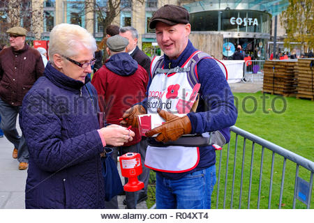 Edinburgh, Regno Unito. 1 Novembre, 2018. Edinburgh Poppy Day ospitato da PoppyScotland in St Andrew Square. Il papavero Scozia volontario papaveri di vendita. Credito: Craig Brown/Alamy Live News. Foto Stock