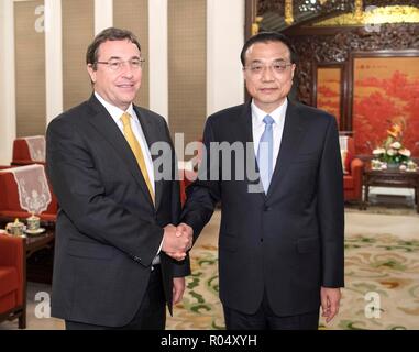 Pechino, Cina. 1 Nov, 2018. Il premier cinese LI Keqiang (R) soddisfa con Achim Steiner, amministratore del Programma delle Nazioni Unite per lo Sviluppo (UNDP), a Pechino, capitale della Cina, su nov. 1, 2018. Credito: Li Tao/Xinhua/Alamy Live News Foto Stock