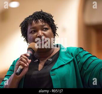 Woodstock, Georgia, Stati Uniti d'America. 01 Nov, 2018. STACEY ABRAMS, candidato democratico per il governatore della Georgia, raduni sostenitori a scendere la votazione al rally il tempio di Allen AME. Credito: Brian Cahn/ZUMA filo/Alamy Live News Foto Stock