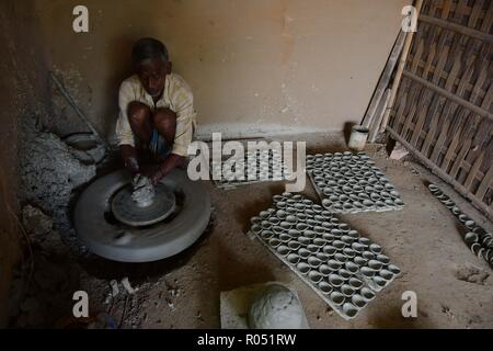 Agartala, Tripura, India. 31 ott 2018. Indian potter visto rendendo le lampade di terracotta durante i preparativi.Indian potters rendono le lampade di terracotta e asciugare sotto il sole, precedendo di Diwali Festival dove la gente acquista le lampade per decorare le loro case durante l'annuale festival indù di luci che sarà celebrato nel mese di novembre. 7. Credito: Abhisek Saha/SOPA Immagini/ZUMA filo/Alamy Live News Foto Stock