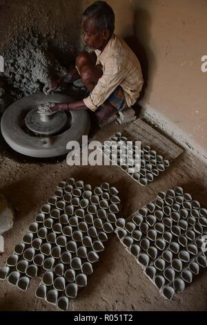 Agartala, Tripura, India. 31 ott 2018. Indian potter visto rendendo le lampade di terracotta durante i preparativi.Indian potters rendono le lampade di terracotta e asciugare sotto il sole, precedendo di Diwali Festival dove la gente acquista le lampade per decorare le loro case durante l'annuale festival indù di luci che sarà celebrato nel mese di novembre. 7. Credito: Abhisek Saha/SOPA Immagini/ZUMA filo/Alamy Live News Foto Stock