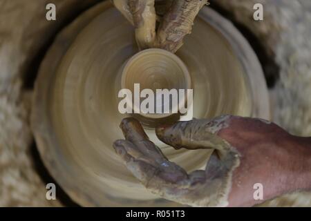 Agartala, Tripura, India. 31 ott 2018. Indian potter visto rendendo le lampade di terracotta durante i preparativi.Indian potters rendono le lampade di terracotta e asciugare sotto il sole, precedendo di Diwali Festival dove la gente acquista le lampade per decorare le loro case durante l'annuale festival indù di luci che sarà celebrato nel mese di novembre. 7. Credito: Abhisek Saha/SOPA Immagini/ZUMA filo/Alamy Live News Foto Stock