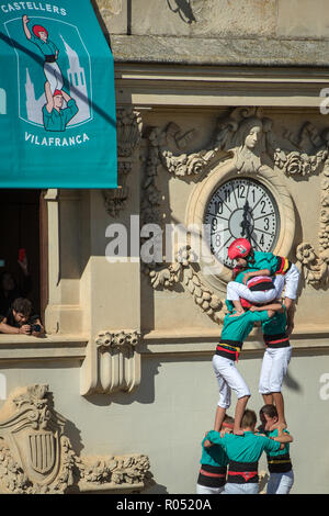 Barcellona, Spagna. 1 Nov 2018. I membri di Castellers de Vilafranca costruire "3 di 10 fm' torre umana di estrema difficoltà nelle ultime prestazioni della stagione in Vilafranca del Penedès,Barcellona. Catalonia.Spagna. Credito: rosdemora/Alamy Live News Foto Stock