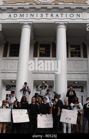 College Park, MARYLAND, Stati Uniti d'America. 1 Nov, 2018. Un ''giustizia per la Giordania'' rally e marzo ha avuto luogo presso la University of Maryland in College Park il giorno dopo l'allenatore di calcio DJ Durkin è stato licenziato come parte dei postumi di giocatore di calcio giordano McNair la morte di questo passato l'estate. Gli studenti e gli altri visto assemblati di fronte il principale edificio amministrativo dopo aver marciato vi da McKeldin Library. Credito: Evan Golub/ZUMA filo/Alamy Live News Foto Stock