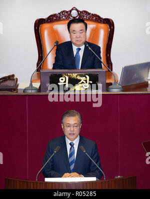 Seoul, Corea del Sud. 1 Nov, 2018. Il Presidente sud coreano MOON JAE IN offre il suo discorso il governo 2019 proposta di bilancio nel corso di una sessione plenaria presso l'Assemblea Nazionale di Seoul. Presidente Luna ha detto Giovedi che il leader della Corea del nord Kim Jong Onu sarà presto visitare Seoul come parte di una raffica di alto profilo per la diplomazia volto a liberare la Corea del Nord di armamenti nucleari. (Credito Immagine: © Repubblica di Corea/Piscina/via ZUMA filo) Foto Stock