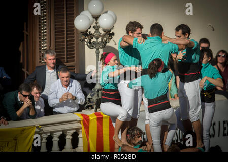 Barcellona, Spagna. 1 Nov 2018. I membri di Castellers de Vilafranca costruire "3 di 10 fm' torre umana di estrema difficoltà nelle ultime prestazioni della stagione in Vilafranca del Penedès,Barcellona. Catalonia.Spagna. Credito: rosdemora/Alamy Live News Foto Stock