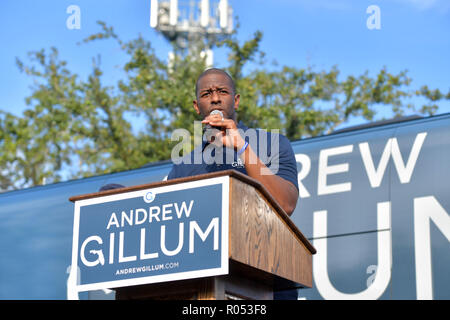 Giardini di Miami, Florida, Stati Uniti d'America. 1 Novembre, 2018. Democratico della Florida gubernatorial nominee Andrew Gillum saluta le persone come lui di monconi di voti il 1 novembre 2018 in North Miami, Florida. Gillum, il sindaco di Tallahassee, è rivolta fuori in una stretta elezione contro il candidato repubblicano Ron DeSantis persone: Andrew Gillum Credito: tempeste Media Group/Alamy Live News Foto Stock