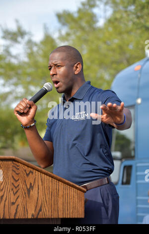 Giardini di Miami, Florida, Stati Uniti d'America. 1 Novembre, 2018. Democratico della Florida gubernatorial nominee Andrew Gillum saluta le persone come lui di monconi di voti il 1 novembre 2018 in North Miami, Florida. Gillum, il sindaco di Tallahassee, è rivolta fuori in una stretta elezione contro il candidato repubblicano Ron DeSantis persone: Andrew Gillum Credito: tempeste Media Group/Alamy Live News Foto Stock