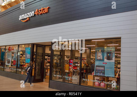 Lone Tree vicino a Denver, Colorado, Stati Uniti d'America. 1 Novembre, 2018. Rivenditore Online Amazon ha aperto la sua seconda 4-star physical store il 1 novembre 2018 in Lone Tree vicino a Denver, Colorado. Il negozio vende prodotti che Amazon i consumatori hanno assegnato a quattro stelle o superiore. Credito: Tim Clark/Alamy Live News Foto Stock